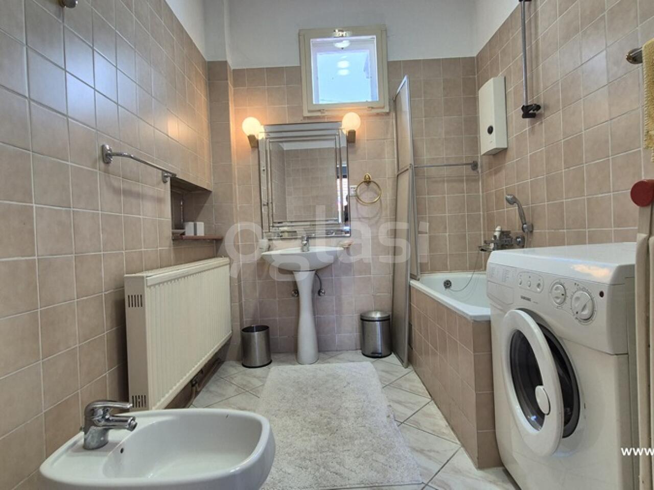 5bbbb8ffc949.jpg