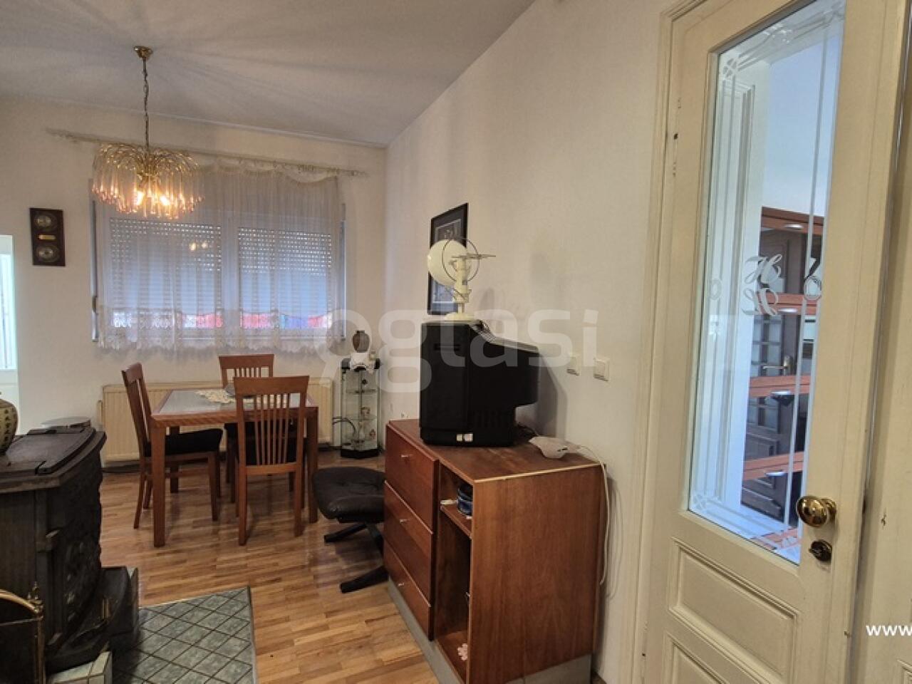 5d1ac1b23649.jpg