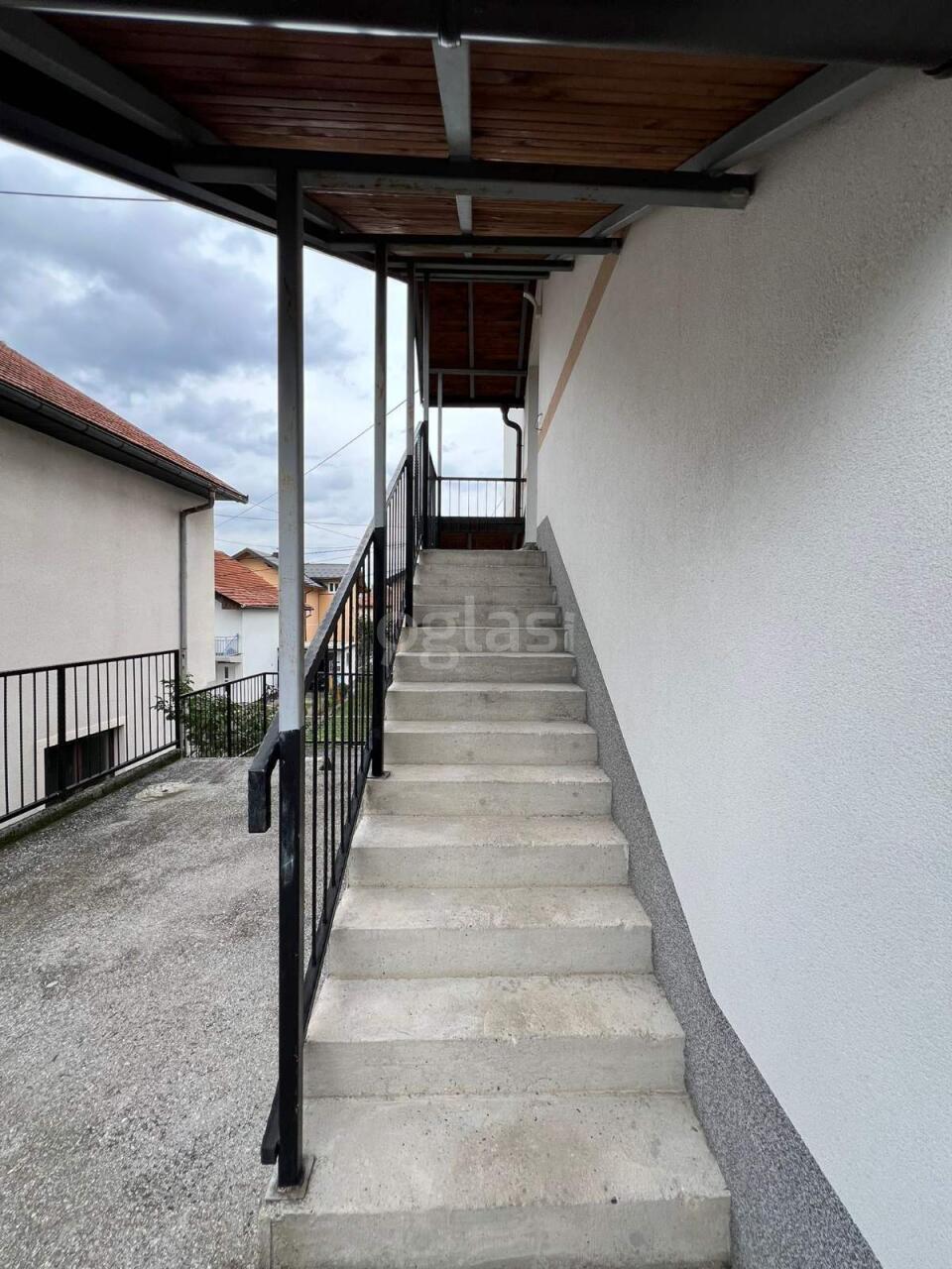 5957f7d95076.jpg